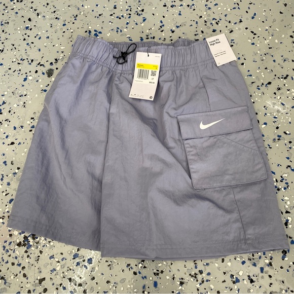 New Women's Nike DM6247 Loose Fit High Rise Windbreaker Cargo Shorts Small - Picture 1 of 6